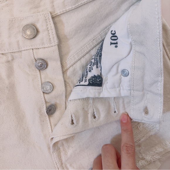COPY - Levis 501 distressed shorts (beige, size 25) - Picture 5 of 5